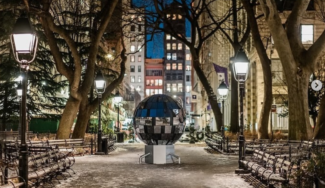 bola de discoteca en Washington Square Park